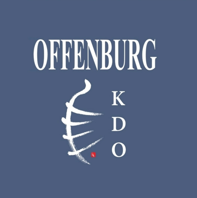 Logo des Kendo-Dojo Offenburg: weiße Kalligrafie und die Buchstaben K D O auf blauem Grund