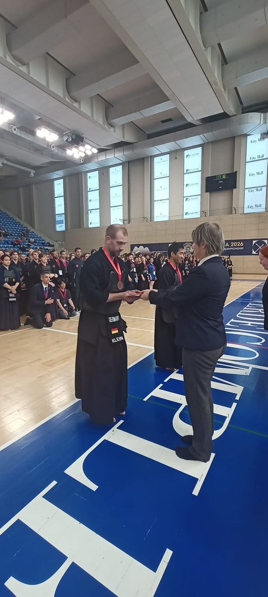 Luca Klein bei der Siegerehrung der Kendo-Europameisterschaft 2026